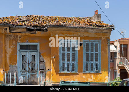 Calle típica y casas en el casco antiguo de la ciudad de Kavala, Periferia de Macedonia Oriental y Tracia, Grecia Foto de stock