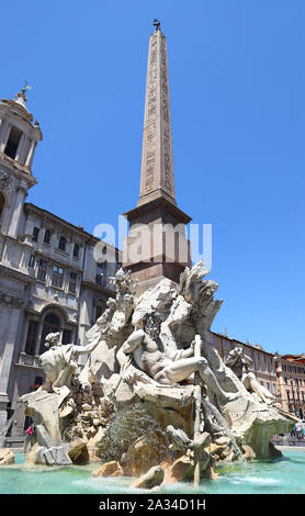Roma: La fuente de los Cuatro Ríos, con el obelisco egipcio en la Piazza Navona Foto de stock