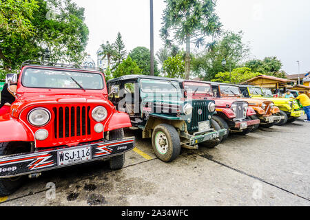Willy jeeps en la aldea de Finlandia junto al valle de Salento Colombia Foto de stock