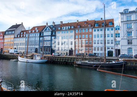 Copenhague, Dinamarca - Mayo 04, 2019: coloridas fachadas y restaurantes de Nyhavn terraplén y viejos barcos que navegan a lo largo de la canal de Nyhavn en Copenhague, Dinamarca