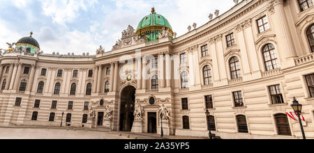 El palacio de Hofburg en plaza San Miguel (Michaelerplatz), Wien en Viena, Austria Foto de stock