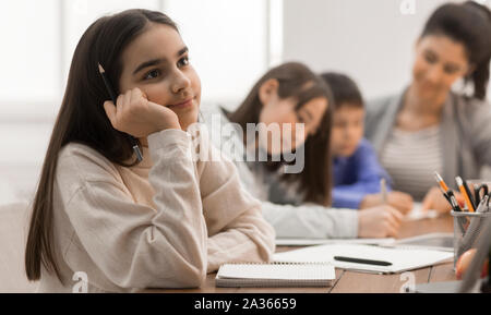 Cute alumno no prestar atención en clase Foto de stock