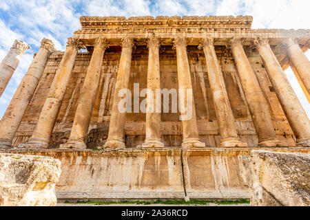 Las columnas del antiguo templo romano de Baco y cielo azul en el fondo, el valle de Beqaa, Baalbek, Líbano Foto de stock