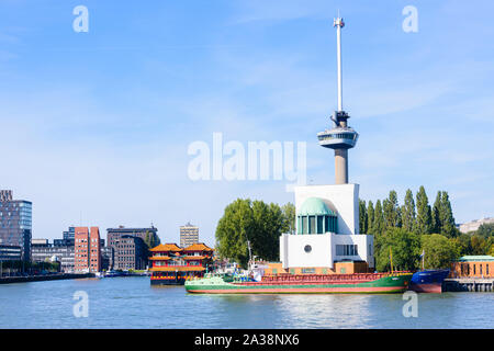 La icónica torre de observación de la torre Euromast, Rotterdam, Países Bajos. Foto de stock