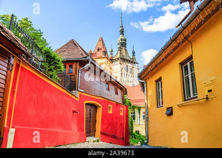 Sighisoara, Rumania. Calle medieval con torre del reloj en Transilvania. Foto de stock