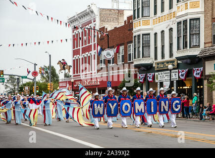 Escena del desfile en el centro de la ciudad de Cheyenne, Wyoming, que forma parte de la celebración occidental Cheyenne Frontier Days y rodeos, que se celebra anualmente en el Wyoming capital desde 1897. Foto de stock