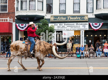 Escena del desfile en el centro de la ciudad de Cheyenne, Wyoming, que forma parte de la celebración occidental Cheyenne Frontier Days y rodeos, que se celebra anualmente en el Wyoming capital desde 1897. Foto de stock