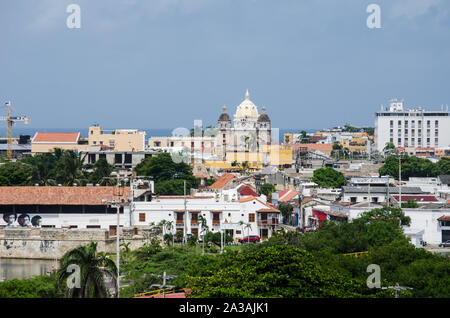 La ciudad amurallada de Cartagena como visto desde la cima del Castillo de San Felipe de Barajas Foto de stock