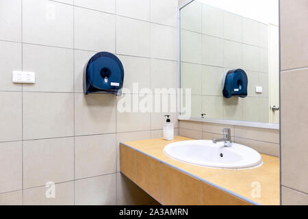 Lavabos con espejos en los baños públicos. Lavar a mano bar con espejos y lavabos en el baño. Foto de stock