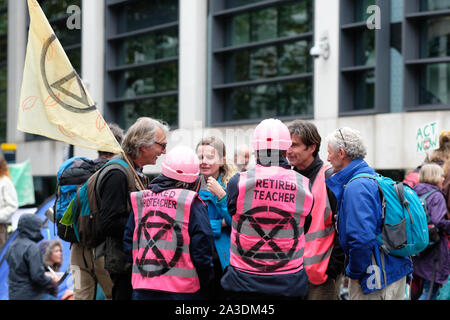 Westminster, Londres, Reino Unido - El lunes 7 de octubre de 2019 - Extinción rebelión XR Clima manifestantes incluyendo maestros jubilados se reúnen para discutir la táctica en Westminster el día 1 de la XR protesta. Foto Steven Mayo / Alamy Live News