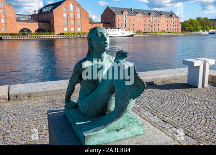 Copenhague, Dinamarca - Mayo 04, 2019: Mermaid estatua en el puerto principal en la parte delantera el Diamante Negro es la Biblioteca Real de Copenhague Foto de stock