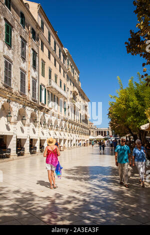 Los turistas veraneantes y excursionistas en el Liston arcade en la ciudad griega de Corfú, Grecia durante un día soleado de verano Foto de stock