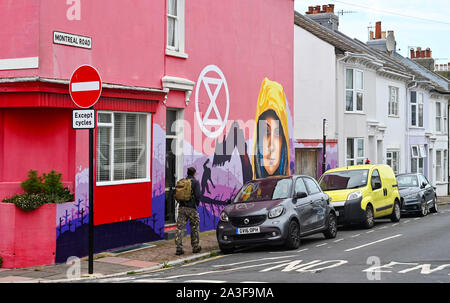 Brighton, Reino Unido, 8 de octubre de 2019 - un gran mural del cambio climático activista adolescente sueca Greta Thunberg recientemente ha aparecido en un muro en la zona de Hannover de Brighton. Crédito: Simon Dack / Alamy Live News Foto de stock