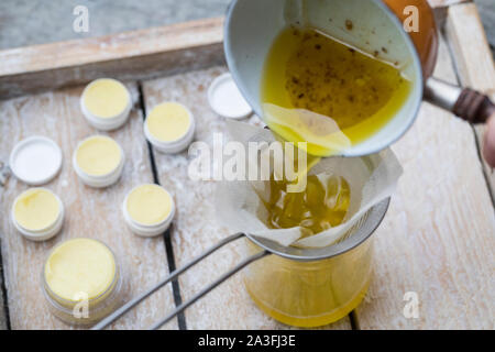 3. Schritt Lippen-und-Pfoten-Salbe selbermachen, selber machen, selber rühren: im Harz Bienenwachs Olivenöl verflüssigtes und werden durch ein feines Foto de stock