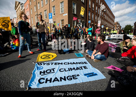 Extinción la rebelión de activistas durante una protesta fuera de Leinster House en Dublín.