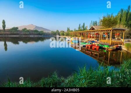 China, región autónoma de Xinjiang, Shan Shan, Kumtag dunas gigantes, pequeño lago de recreo Foto de stock