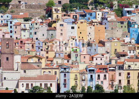 Coloridas casas en Bosa, Cerdeña, Italia. El paisaje en Oristano.
