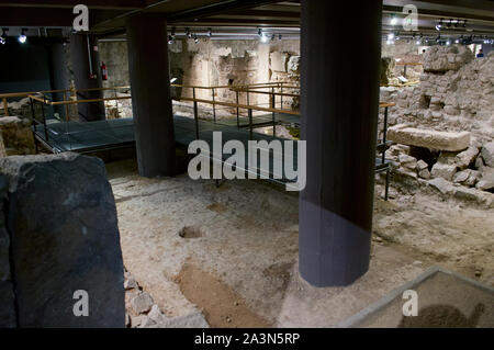 Antiguas ruinas romanas de la antigua ciudad de Barcino en el MUHBA en Barcelona, España Foto de stock