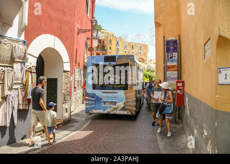 En Positano, Italia - Agosto 2019: Bus lleno de gente negociando una de las estrechas calles de la ciudad de Positano en la Costa Amalfitana de Italia. Foto de stock