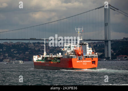 Baltic Mariner Valetta petrolero en el Bósforo, Estambul, Turquía