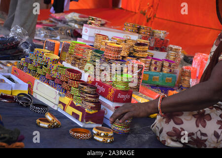 Adornos brazaletes cadenas de plata tienda de joyas de oro tapas al aire libre, a un costado de la carretera tienda en India Foto de stock