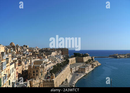 Valletta con vistas a la entrada del Grand Harbour, Malta Foto de stock