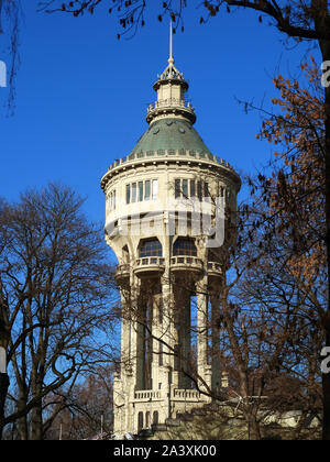 Antigua torre de agua en la Isla Margarita, en Budapest, Hungría, Magyarország, Europa Foto de stock