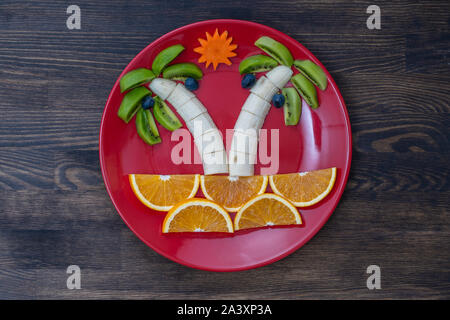 Creativos postres con fruta kiwi, bananas, uvas, zanahoria y
