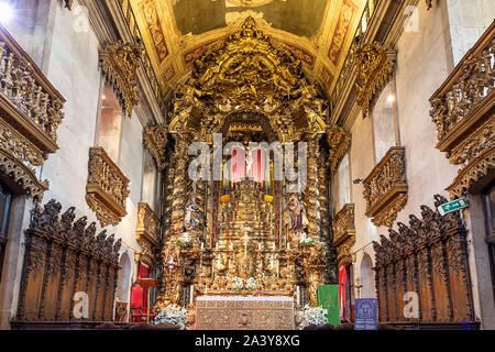 Porto, Portugal - Julio 15, 2019: el altar principal dentro de la Iglesia de la Venerable Orden Tercera de Nossa Senhora do Carmo (Igreja do Carmo, siglo XVIII) Foto de stock