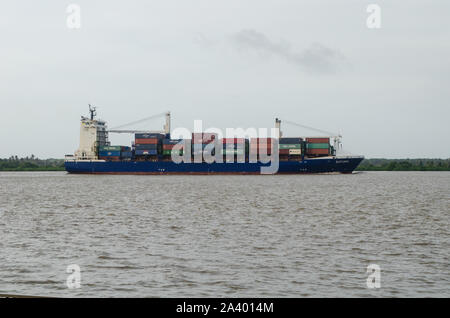 Barco de contenedores que transitan por el río Magdalena en Barranquilla