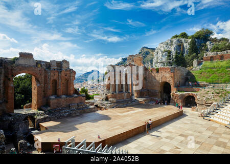 El griego antiguo/anfiteatro romano de Taormina, Sicilia, Italia