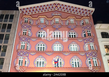 Fachada del edificio del Banco de negocios cooperativos(Vurnikova hiša) por la noche, Miklošičeva cesta, Old Town, Ljubljana, Eslovenia Foto de stock