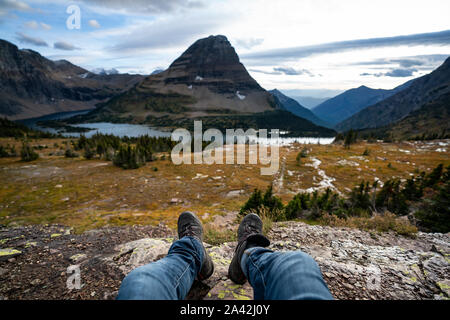 Foto desde el punto de vista del fotógrafo, sentarse en el mirador en Hidden Lake, Montana.