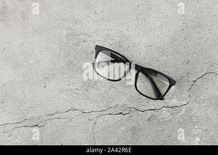 Gafas negras sobre fondo de hormigón. Dos pares de gafas 3D sobre un fondo de cemento gris. Vista superior, espacio de copia. Dos pares de gafas 3D en un gris