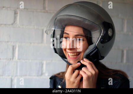 Hombre Feliz La Fijación De Su Casco De La Moto En La Calle De La