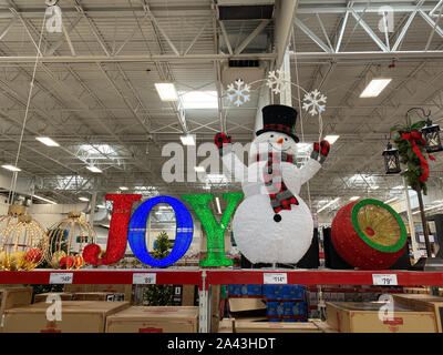 Orlando,FL/USA -10/11/19: La decoración navideña pasillo de una tienda Sams  Club con una variedad de nuevas decoraciones de Navidad listos para comprar  Fotografía de stock - Alamy