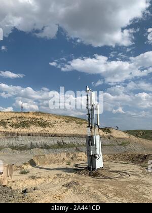 Estación base de telecomunicaciones 5G en una mina en la ciudad de Ordos, en el norte de China, la Región Autónoma de Mongolia Interior, el 31 de julio de 2019 Foto de stock