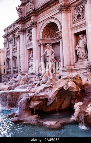 La famosa Fontana de Trevi, una maravilla barroca en el corazón de la antigua Roma, una ciudad con más fuentes, más de 2000, que cualquier otra ciudad del mundo.