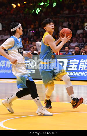 Actor chino Deng Lun toma parte en la tercera Jeremy Lin caridad All Star juego de baloncesto en la ciudad de Guangzhou, en el sur de la provincia china de Guangdong, 10 Augus Foto de stock
