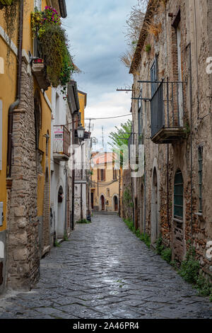 Callejuela típica del centro histórico de Benevento Foto de stock