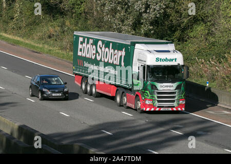 Eddie Stobart haulage semi articuladas Scania Truck viajando en la autopista M61 cerca de Manchester, Reino Unido Foto de stock