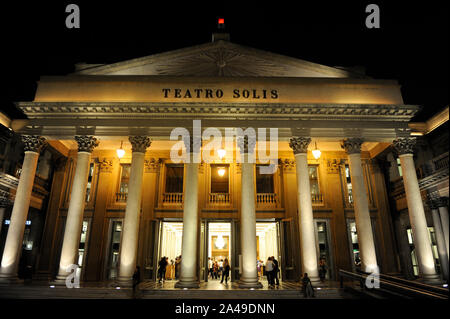 Montevideo, Uruguay el Teatro Solís en la noche Foto de stock