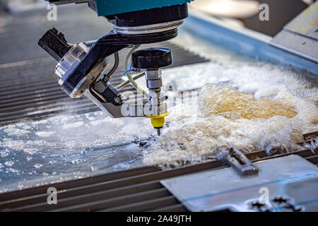 Máquina de corte por chorro de agua CNC de tecnología industrial moderna. Foto de stock
