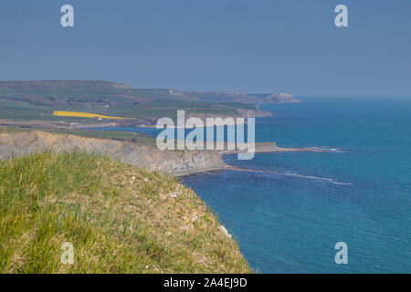 Vista del paisaje desde la cima del acantilado, cerca de la aldea de Tyneham hacia Kimmeridge, Dorset, Reino Unido Foto de stock