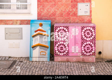 Pintadas y decoradas cajas de empalmes de utilidad en la ciudad histórica de Silves en Portugal, que fue una vez la capital del Algarve Foto de stock