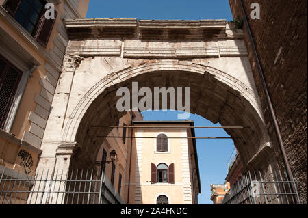 Italia, Roma, murallas servianas, arco romano de Gallieno Foto de stock