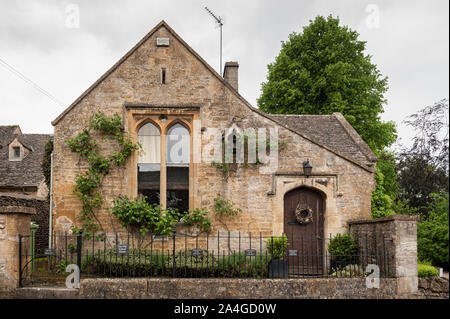 La antigua casa de la escuela en la bella y bonita aldea de Upper Slaughter en la región Cotswolds - Gloucestershire, Reino Unido