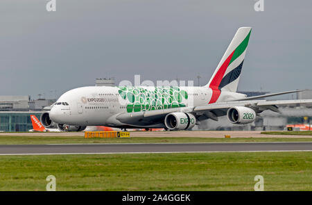 Los emiratos, Airbus A380-861, Verde, la EXPO 2020, A6-EOK en el aeropuerto de Manchester Foto de stock