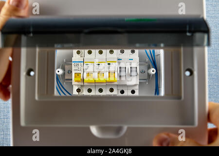 Instalación de cuadro eléctrico doméstico o caja de fusibles con fusibles  automáticos. un reparador dejó una herramienta de trabajo en una centralita  o tablero de distribución. instalación de disyuntores en cableado  doméstico.