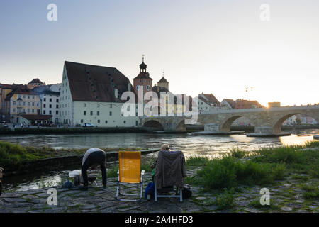 Regensburg: Río Donau (Danubio), Steinerne Brücke (puente de piedra), la gente de la barbacoa en Alemania,Bayern, Baviera, Oberpfalz, el Alto Palatinado